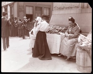 Widok handlarza owocami w Battery Park, prawdopodobnie czekającego na imigrantów z Ellis Island, Nowy Jork, ok. 1901 (srebrny odcisk żelatynowy)